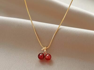 Collar Colgante Cereza Chapado en Oro 18K con Recubrimiento IP en Acero Inoxidable 304