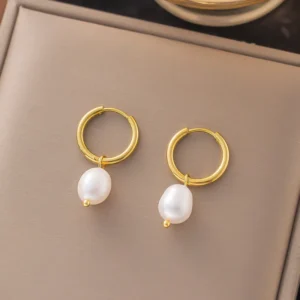 Pendientes forma Redonda con Perlas en Titanio con Oro 18K PVD