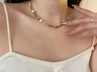 Collar de Perlas de Agua Dulce con Ágata – Cadena Geometrica en Acero Titanio