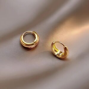 Pendientes de Aro en Forma de C – Acero Inoxidable 304 con Recubrimiento IP en Oro 18K - Imagen 3