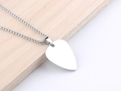 Collar Unisex Musical – Corazon con Abalorios de Guitarra en Acero Inoxidable